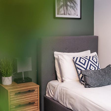 Glevum Lodge - 2 Bedroom Town Centre Apartment Cirencester Bagian luar foto