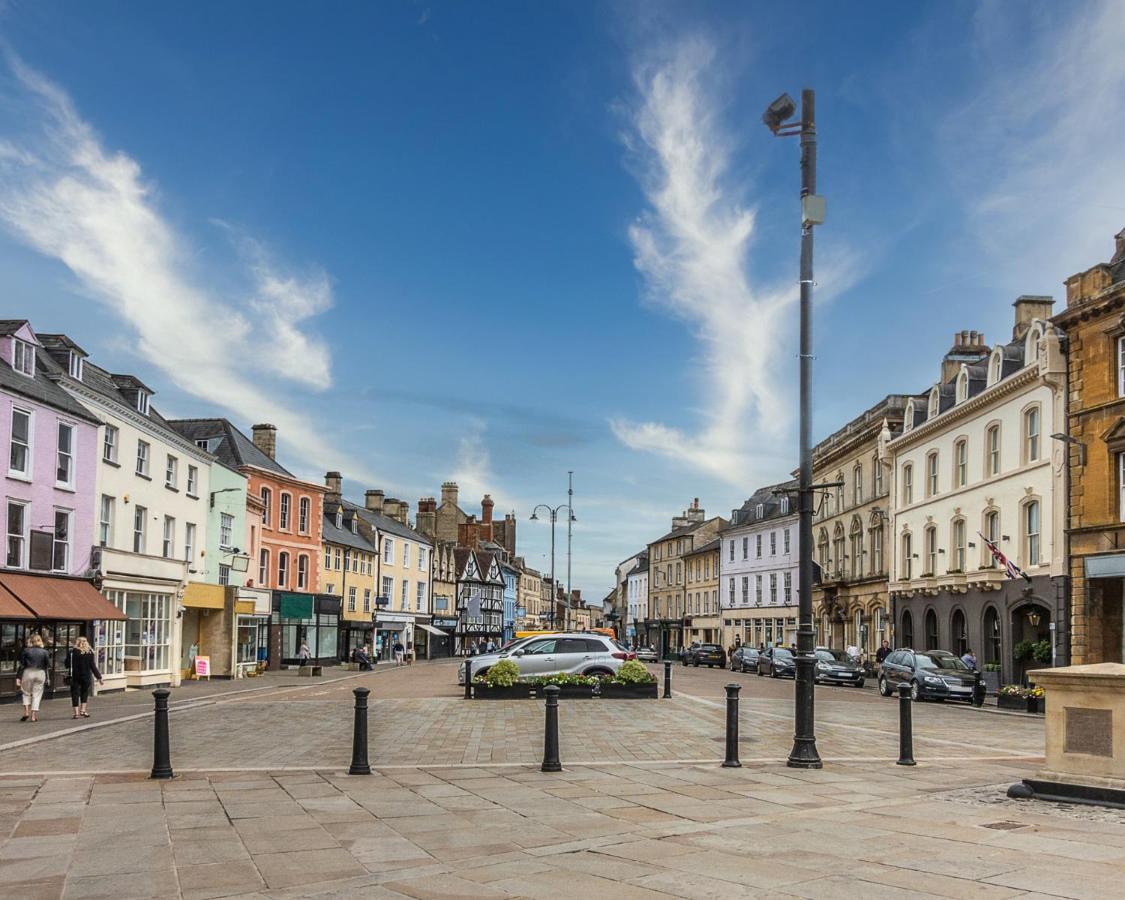 Glevum Lodge - 2 Bedroom Town Centre Apartment Cirencester Bagian luar foto