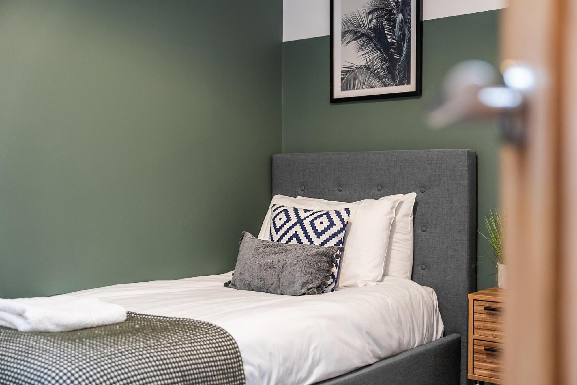 Glevum Lodge - 2 Bedroom Town Centre Apartment Cirencester Bagian luar foto