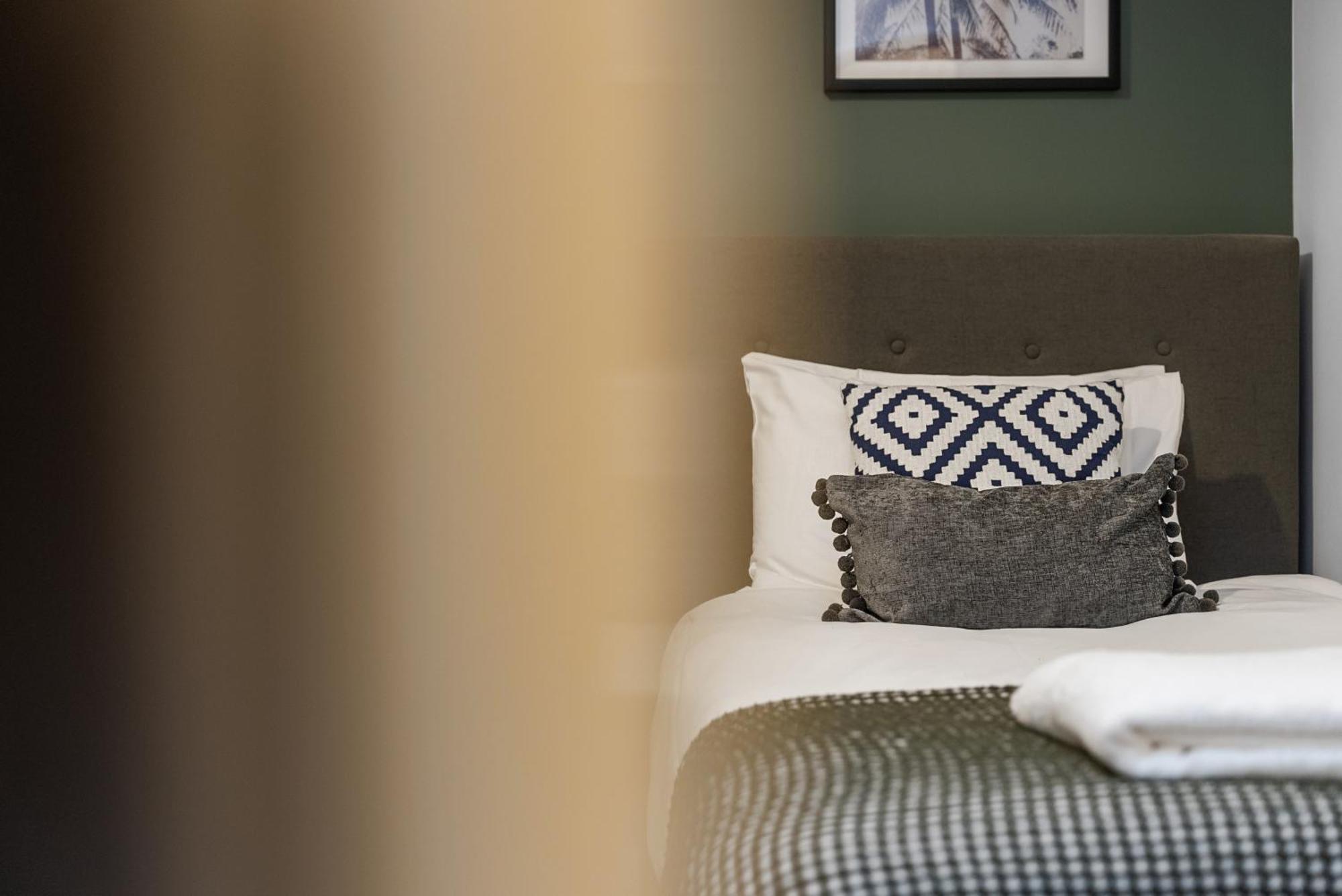 Glevum Lodge - 2 Bedroom Town Centre Apartment Cirencester Bagian luar foto