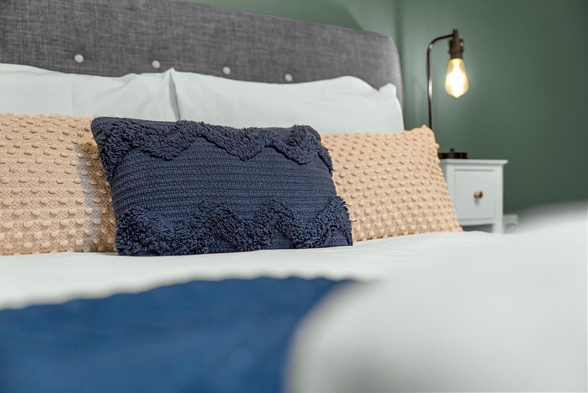 Glevum Lodge - 2 Bedroom Town Centre Apartment Cirencester Bagian luar foto